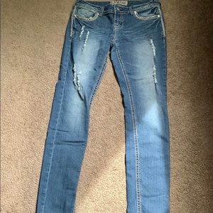Blue jeans with sequinced back pockets